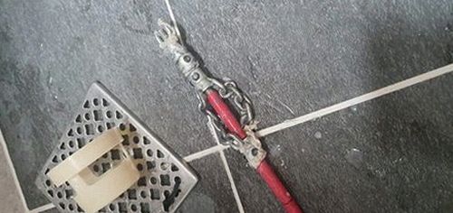신길동 하수구막힘 배관 내부 점검과 세척 작업을 진행하는 모습